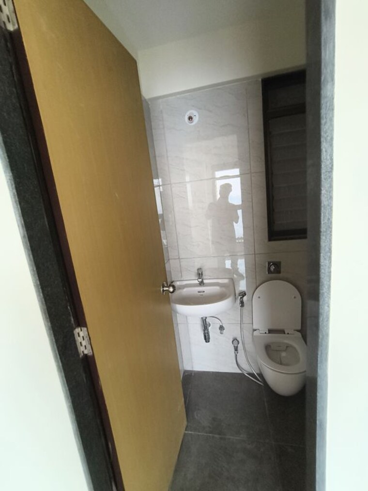 Attached Bathroom, chandak-34-park-estate 2.5 Bedroom 900 Sq.Ft. Apartment In Goregaon West Mumbai 10108268