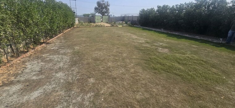 Garden, sector 42  204 Sq.Yd. Plot In Sector 42 Gurgaon 10108590