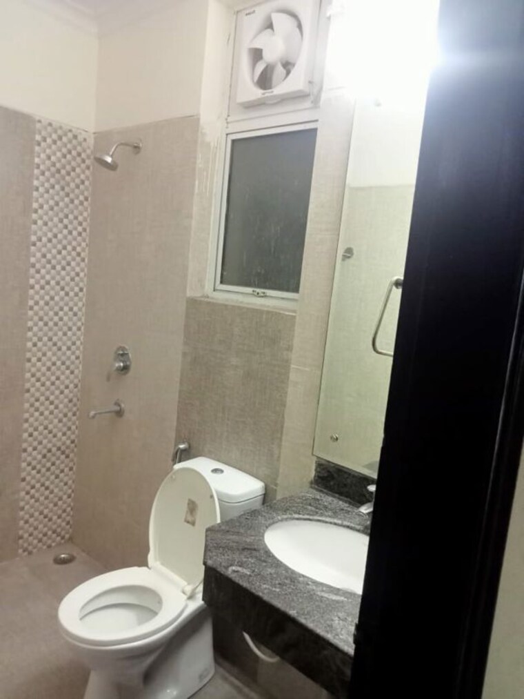 Bathroom, smart-world-gems 2.5 Bedroom 1196 Sq.Ft. Builder Floor In Sector 89 Gurgaon 10108605