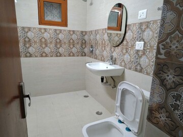 Bathroom in 3 BHK Apartment at Parsvnath Prestige, Sector 93a – for Rent