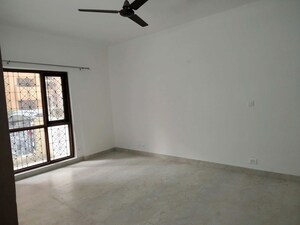 Room in 3 BHK Apartment at Parsvnath Prestige, Sector 93a – for Rent