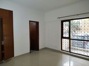 Room in 3 BHK Apartment at Parsvnath Prestige, Sector 93a – for Rent