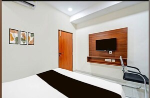 Bedroom in 6+ BHK Independent House at Kondapur – for Rent