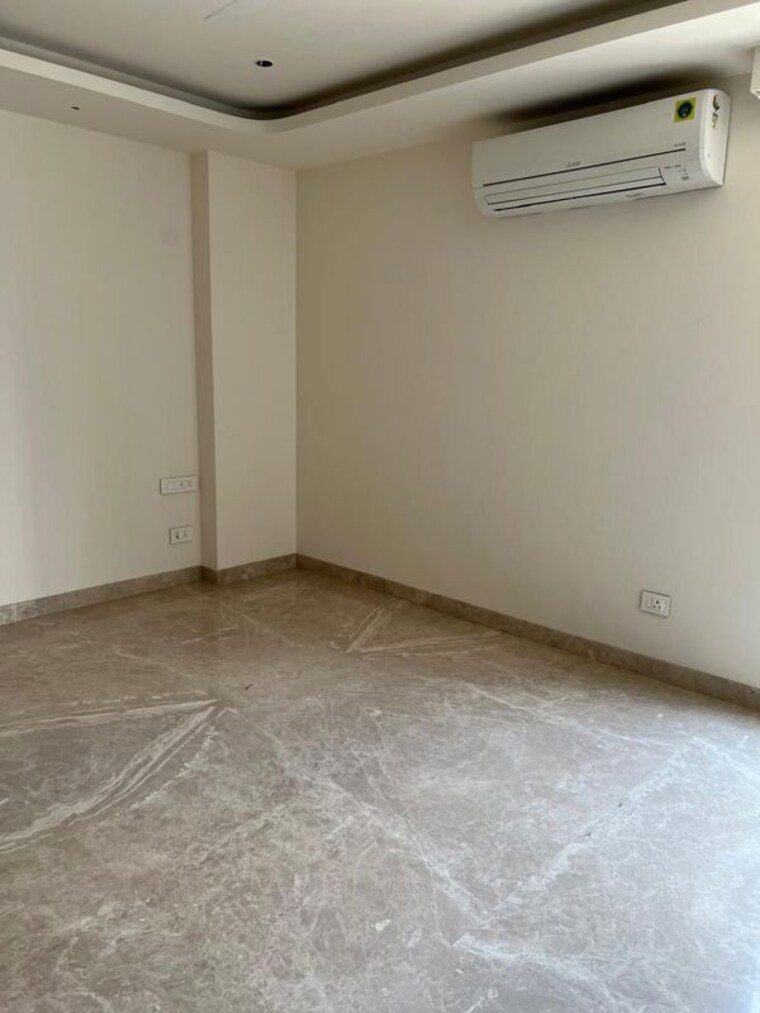 Room, defence colony 3 Bedroom 350 Sq.Yd. Builder Floor In Defence Colony Delhi 10109110