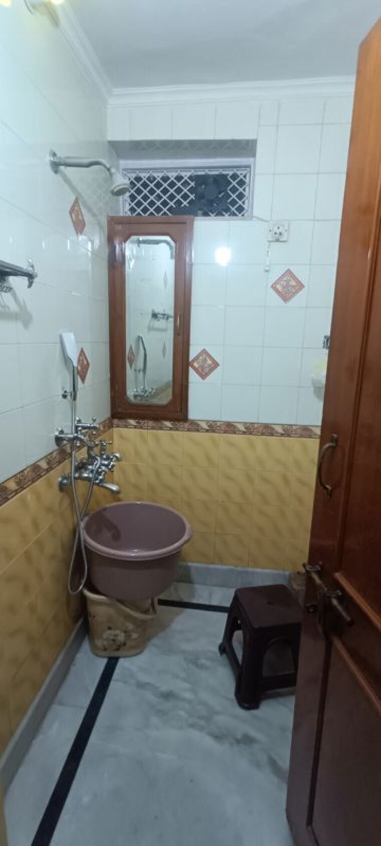 Bathroom, rohini sector 8 3 Bedroom 1100 Sq.Ft. Builder Floor In Rohini Sector 8 Delhi 10109224