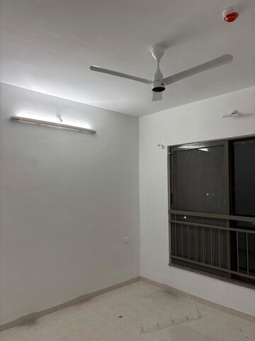 Room in 2 BHK Apartment at Pride Manhattan, Charholi Budruk – for Rent