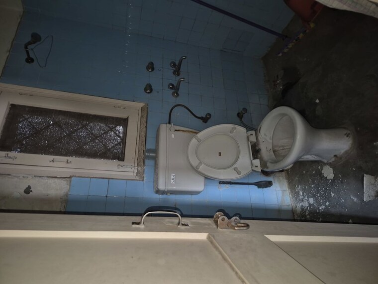 Bathroom, mayur vihar 3.5 Bedroom 1180 Sq.Ft. Apartment In Mayur Vihar Delhi 10109355