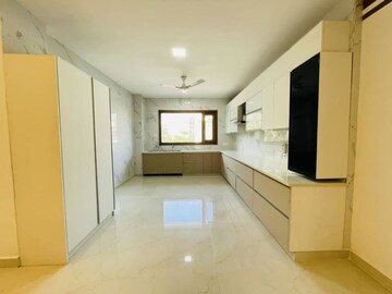 Room in 3 BHK Builder Floor at Parklands, Sector 85 – for Sale