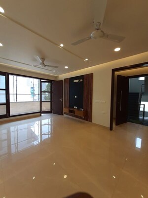 Room in 4 BHK Builder Floor at Parklands, Sector 85 – for Sale