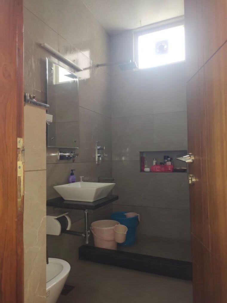 Bathroom, geetanjali enclave 2 Bedroom 150 Sq.Yd. Builder Floor In Geetanjali Enclave Delhi 10109447