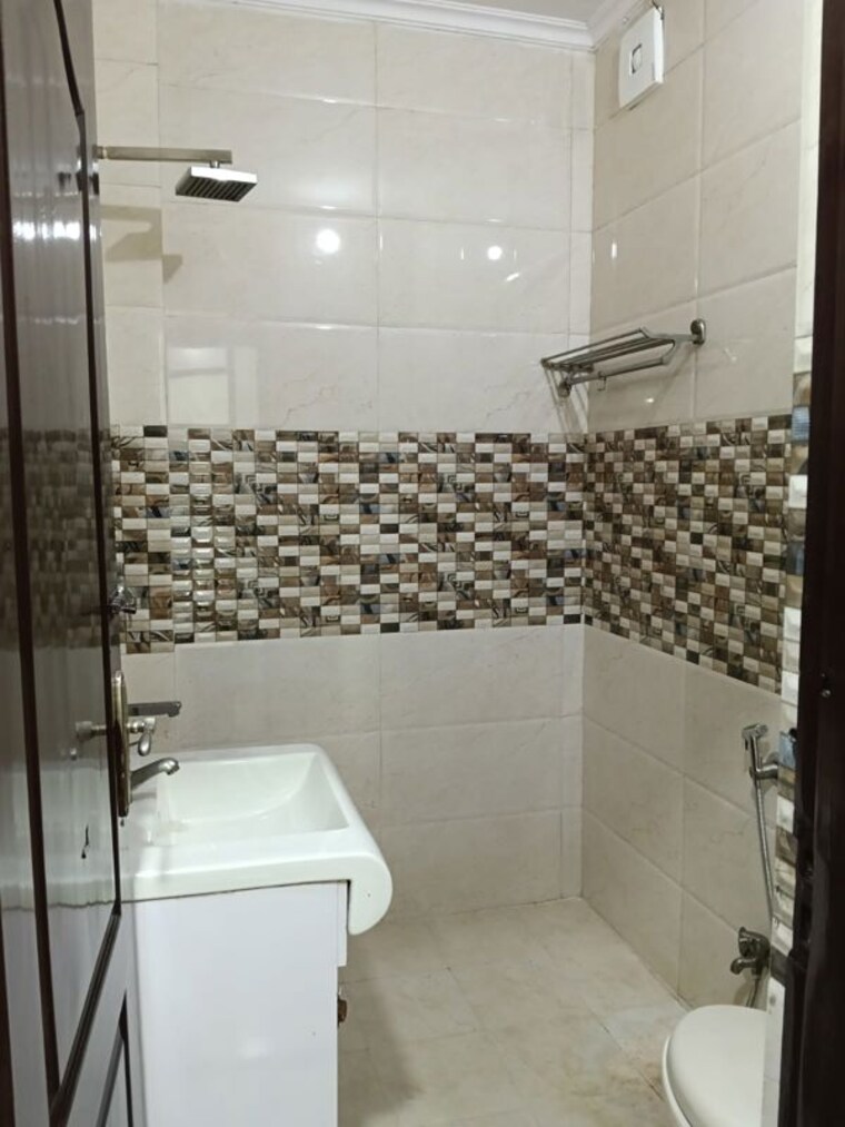 Bathroom, east of kailash 3 Bedroom 1200 Sq.Ft. Builder Floor In East Of Kailash Delhi 10109454
