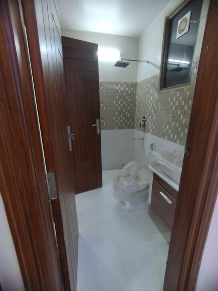 Bathroom, parklands 3 Bedroom 250 Sq.Yd. Builder Floor In Sector 85 Faridabad 10109497