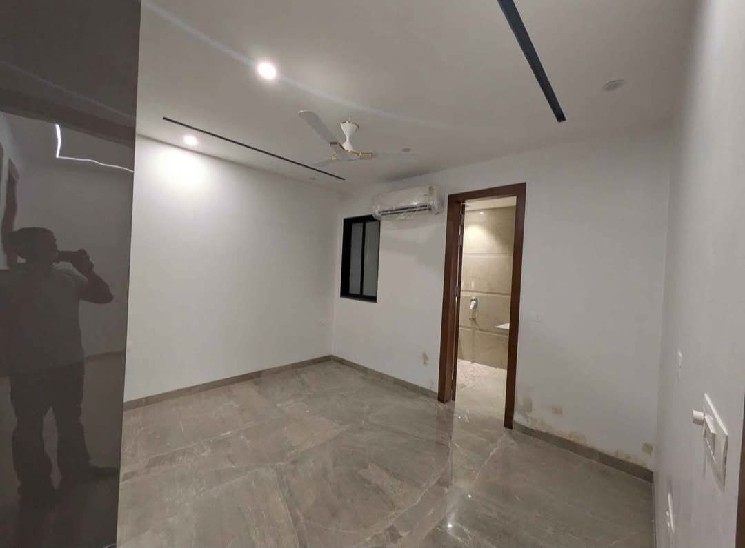 4 BHK + Servant Room Builder Floor For Sale in Sushant Lok 2