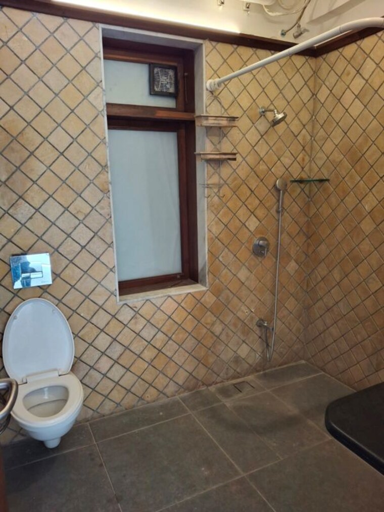 Bathroom, marine drive 3 Bedroom 2100 Sq.Ft. Apartment In Marine Drive Mumbai 10109527