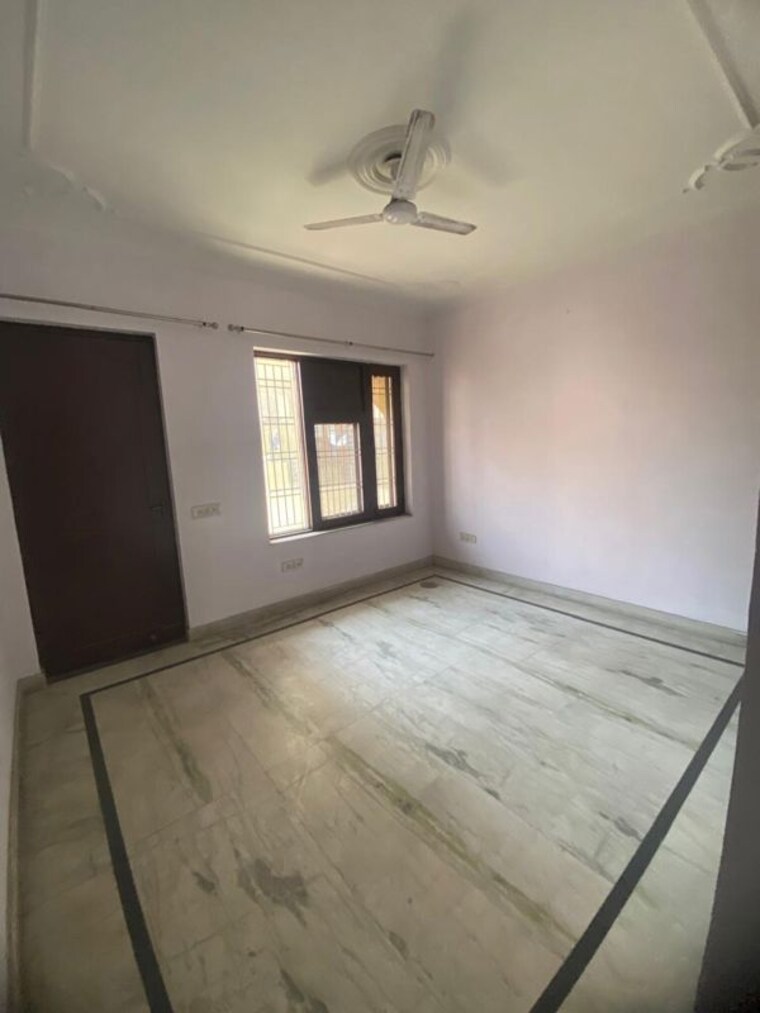 Room, sector 9a 3 Bedroom 300 Sq.Ft. Builder Floor In Sector 9a Gurgaon 10109528