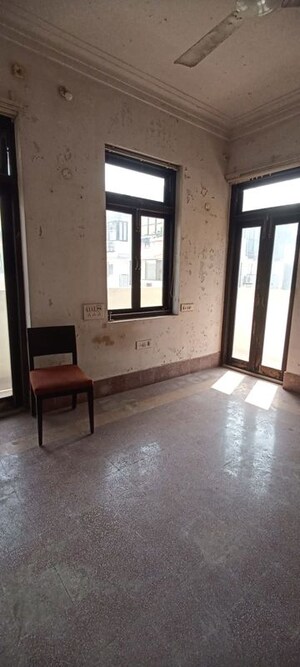 Room in 1 BHK Apartment at Marine Drive – for Sale