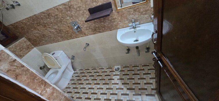 Bathroom, crown-plaza-mall 3 Bedroom 350 Sq.Yd. Builder Floor In Sector 15a Faridabad 10109642