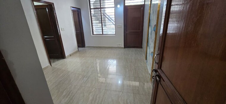 Room, crown-plaza-mall 3 Bedroom 350 Sq.Yd. Builder Floor In Sector 15a Faridabad 10109642