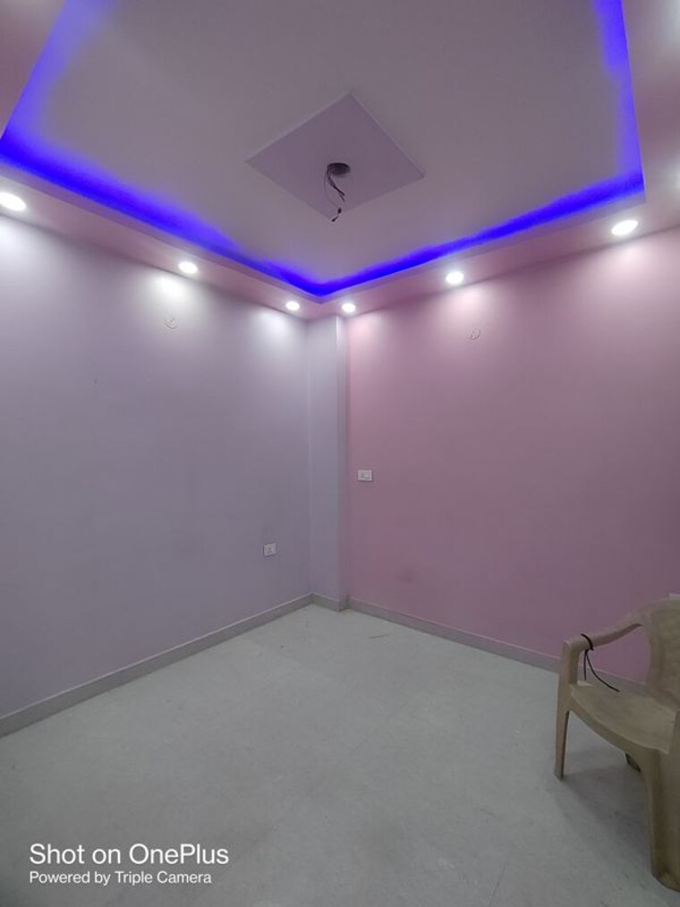Room, dwarka mor 3 Bedroom 100 Sq.Yd. Builder Floor In Dwarka Mor Delhi 10109681