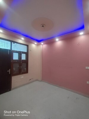 Room in 3 BHK Builder Floor at Dwarka Mor – for Rent