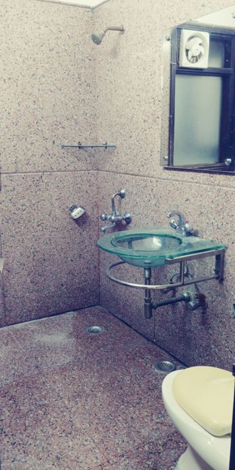 Bathroom, east of kailash 3 Bedroom 1500 Sq.Ft. Builder Floor In East Of Kailash Delhi 10109690