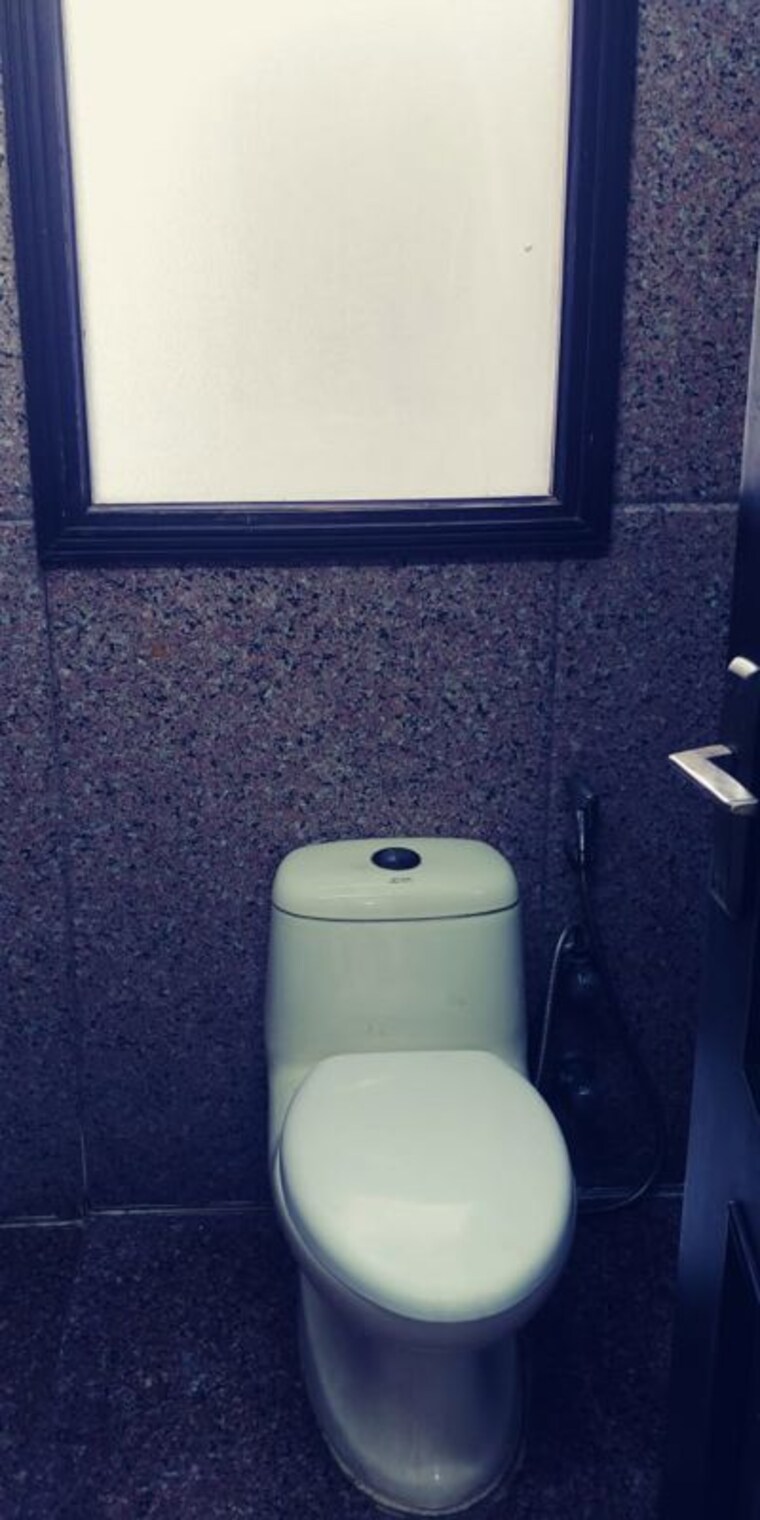 Bathroom, east of kailash 3 Bedroom 1500 Sq.Ft. Builder Floor In East Of Kailash Delhi 10109690