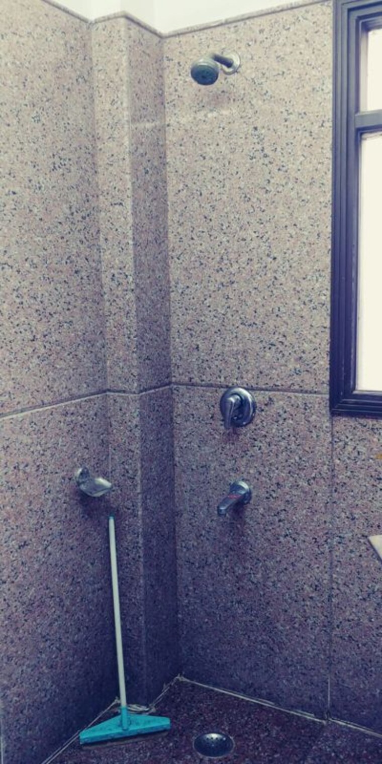 Bathroom, east of kailash 3 Bedroom 1500 Sq.Ft. Builder Floor In East Of Kailash Delhi 10109690