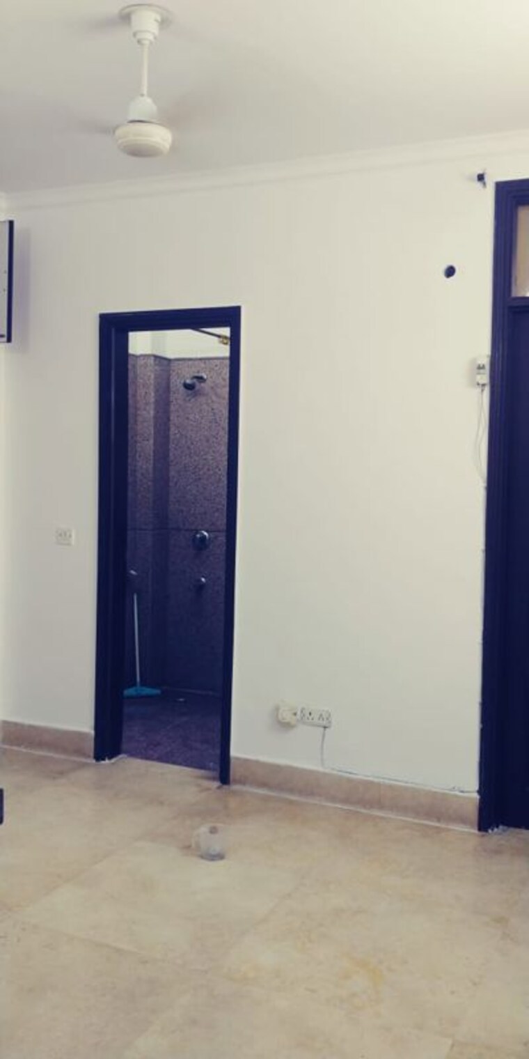 Room, east of kailash 3 Bedroom 1500 Sq.Ft. Builder Floor In East Of Kailash Delhi 10109690