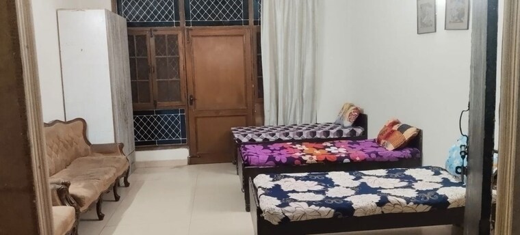 Bedroom, sector 31 Pg For Boys In Sector 31 10109720