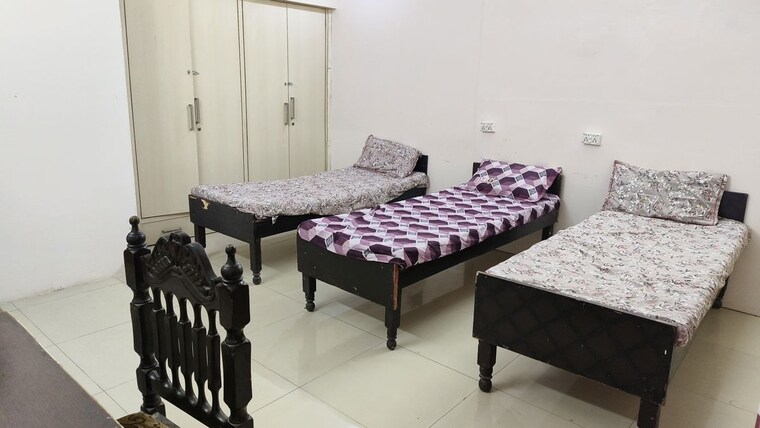 Room, sector 39 Pg For Girls In Sector 39 10109722