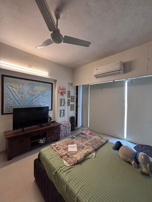 Bedroom in 2 BHK Apartment at Andheri West – for Rent