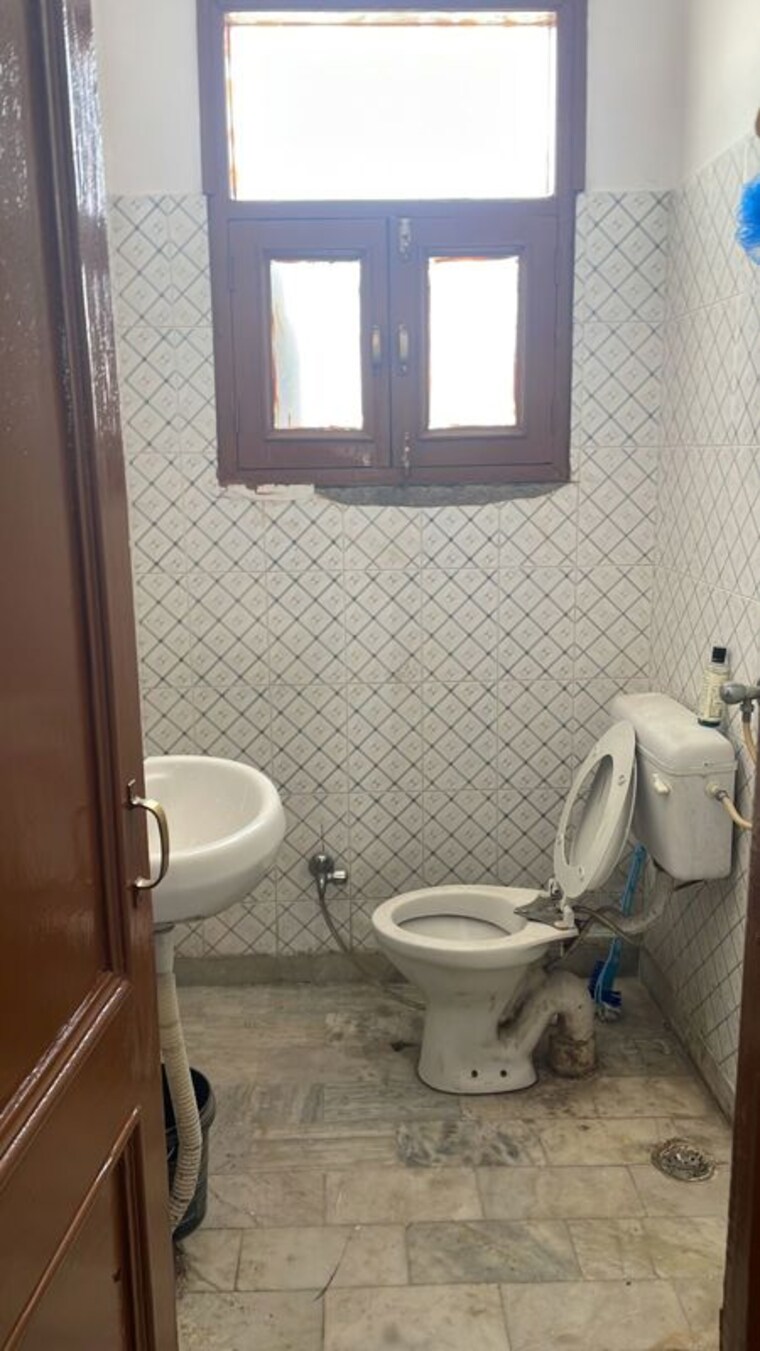 Bathroom, sector 42 1 Bedroom 1500 Sq.Ft. Independent House In Sector 42 Chandigarh 10109790