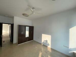 Room in 3 BHK Apartment at Oberoi Exquisite Goregaon, Goregaon East – for Rent