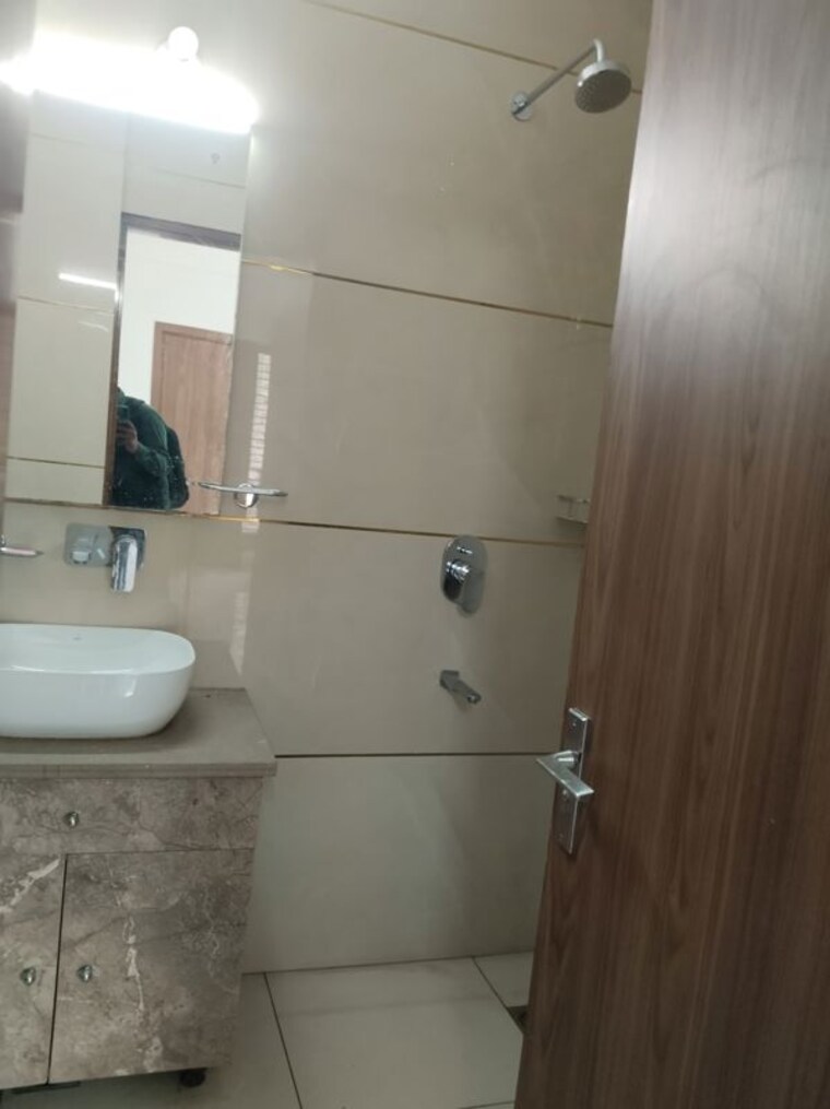 Bathroom, jal-vihar-colony 3 Bedroom 1500 Sq.Ft. Builder Floor In Sector 46 Gurgaon 10109834