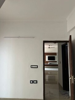 2 BHK + Study Room,Extra Room Apartment For Rent in Antriksh Golf View