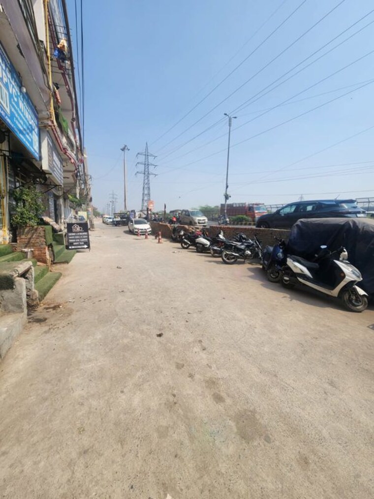  Parking, chilla Commercial Shop 220 Sq.Ft. In Chilla Delhi 10109978