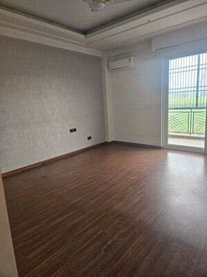 Room in 3 BHK Builder Floor at Sector 9 – for Rent