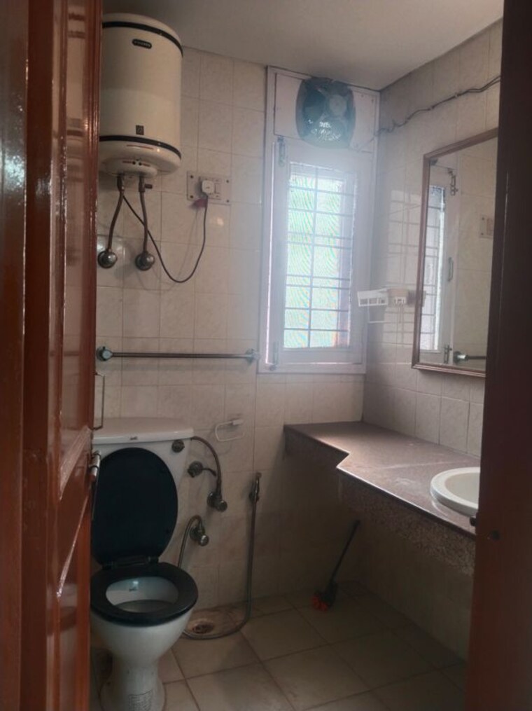 Bathroom, unitech-uniworld-gardens-2 3 Bedroom 1395 Sq.Ft. Apartment In Sector 47 Gurgaon 10110018