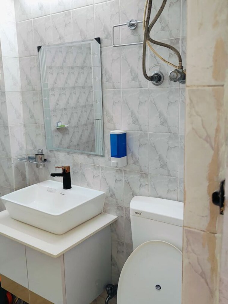 Bathroom, unitech-uniworld-gardens-2 3 Bedroom 1395 Sq.Ft. Apartment In Sector 47 Gurgaon 10110018