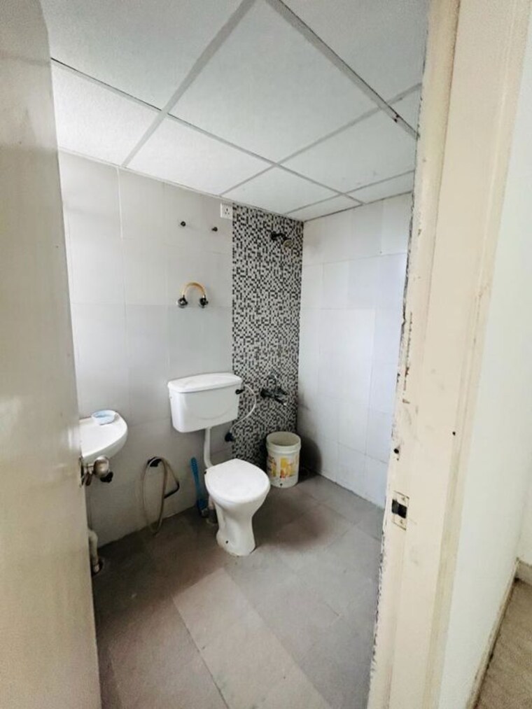 Bathroom, signature-global-solera-2 2 Bedroom 635 Sq.Ft. Apartment In Sector 107 Gurgaon 10110061