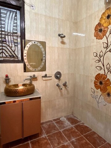 Furnished Amenities in 4 BHK Apartment at Raja Garden, Sector 19 – for Rent