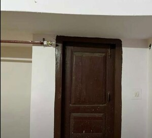 Furnished Amenities in 1 BHK Apartment at Husainganj – for Rent