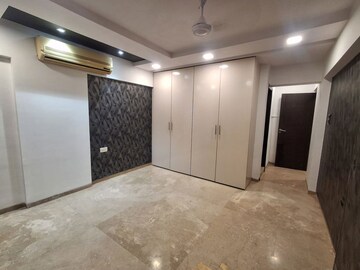 Room in 4 BHK Apartment at Khar West – for Rent
