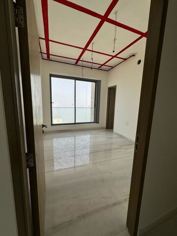 Room in 4 BHK Apartment at Hubtown 25 South, Prabhadevi – for Rent