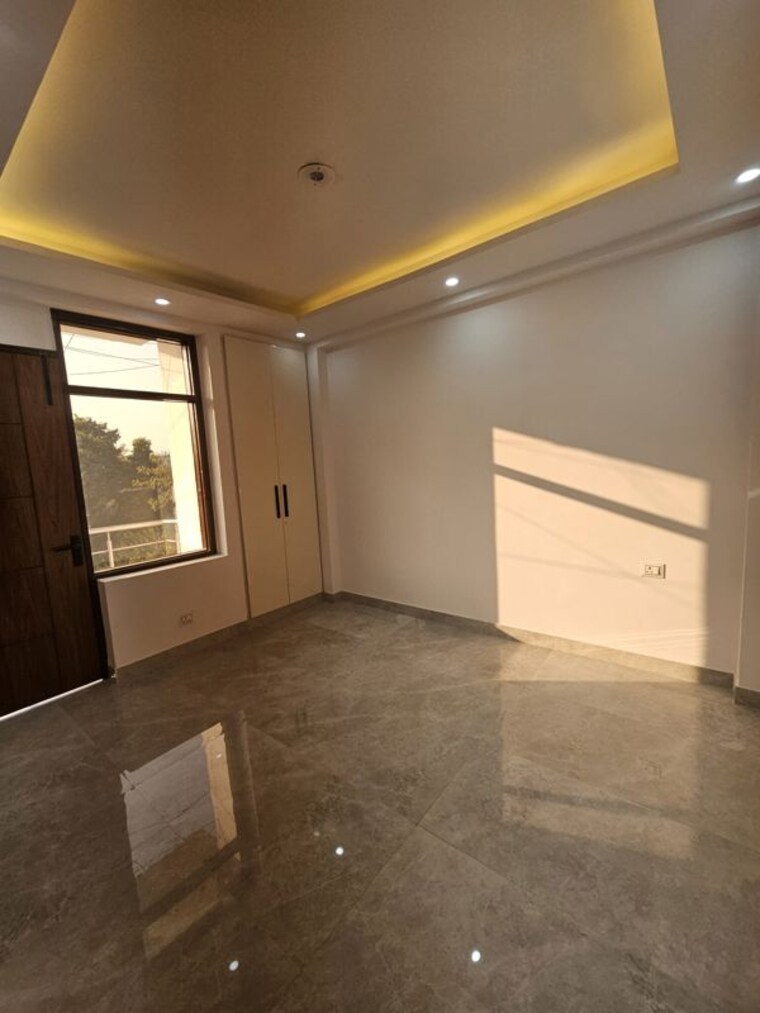 Room, chattarpur 3 Bedroom 125 Sq.Yd. Apartment In Chattarpur Delhi 10110327