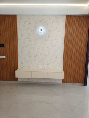 Room in 3 BHK Builder Floor at Smart World Orchard, Sector 61 – for Rent