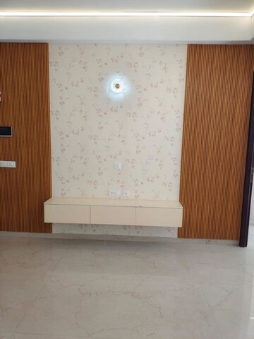 Room in 3 BHK Builder Floor at Smart World Orchard, Sector 61 – for Rent