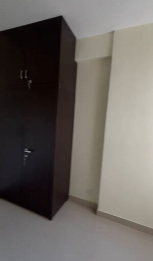 Room in 2 BHK Apartment at Amrapali Dream Valley – for Rent