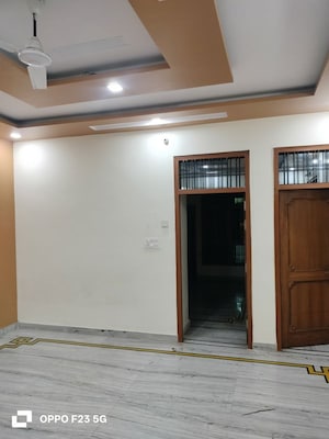 Room in 2 BHK Builder Floor at Gomti Nagar – for Rent