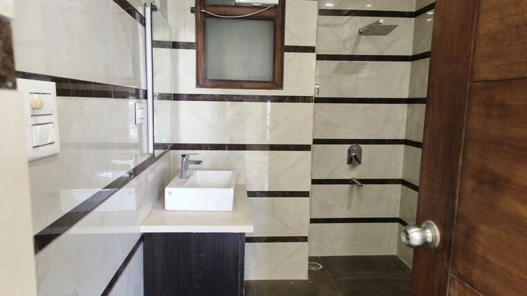 Bathroom, parklands 4 Bedroom 350 Sq.Yd. Builder Floor In Sector 85 Faridabad 10110514